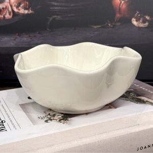 Vintage GP White Glazed Scalloped Edge Stoneware Bowl/ Serveware